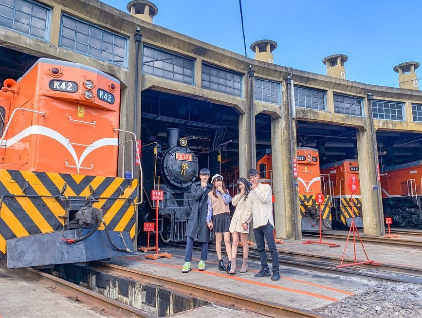 彰化扇形車庫:扇形車庫古蹟位於彰化,為台灣僅存的扇形火車庫為鐵道文化保存完善的珍寶,而且還是東南亞唯一還在使用的火車旅館, 還有全國少見重達65噸的蒸氣大吊車,會叫扇形車庫是因為車庫的造型就像是一個扇子的形狀,共有十二個股道, 火車奔馳長距離後進入車庫休息保養讓扇形車庫有了火車頭旅館的美稱,原本台灣還有五座扇形車庫,不過後來都拆除了, 現在彰化扇形車庫保留了歷史,還免費開放讓大家參觀,很值得前往遊玩!
