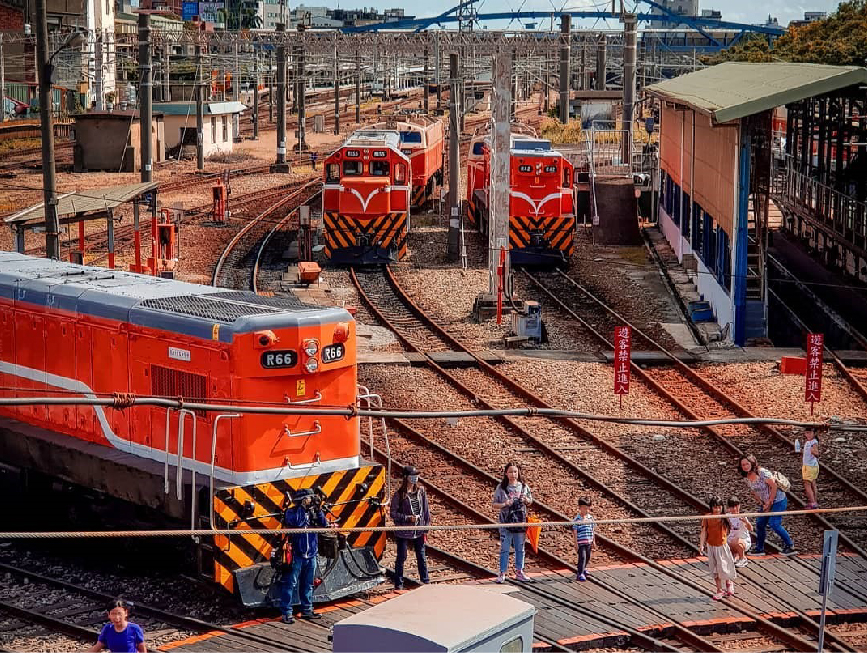 彰化扇形車庫:扇形車庫古蹟位於彰化,為台灣僅存的扇形火車庫為鐵道文化保存完善的珍寶,而且還是東南亞唯一還在使用的火車旅館, 還有全國少見重達65噸的蒸氣大吊車,會叫扇形車庫是因為車庫的造型就像是一個扇子的形狀,共有十二個股道, 火車奔馳長距離後進入車庫休息保養讓扇形車庫有了火車頭旅館的美稱,原本台灣還有五座扇形車庫,不過後來都拆除了, 現在彰化扇形車庫保留了歷史,還免費開放讓大家參觀,很值得前往遊玩!