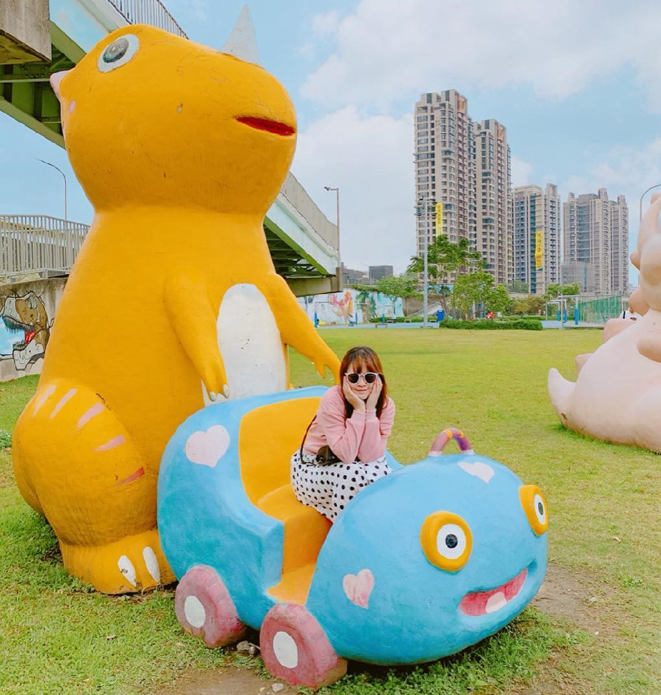 華中橋恐龍園區：恐龍迷注意！華中橋恐龍園區位於河濱自行車道旁的華中橋下，除了牆壁上有3D立體恐龍彩繪還有許多恐龍造型裝置藝術、 還有超可愛恐龍蛋，最特別的是還有吉普車，整個公園超像侏儸紀公園，恐龍公園為全國唯一河濱自行車道3D彩繪。