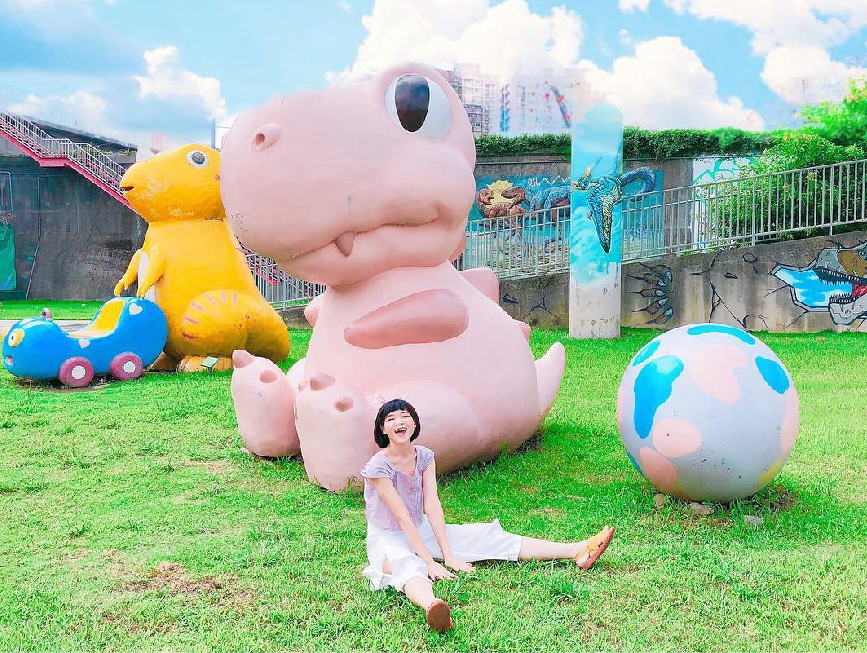 華中橋恐龍園區：恐龍迷注意！華中橋恐龍園區位於河濱自行車道旁的華中橋下，除了牆壁上有3D立體恐龍彩繪還有許多恐龍造型裝置藝術、 還有超可愛恐龍蛋，最特別的是還有吉普車，整個公園超像侏儸紀公園，恐龍公園為全國唯一河濱自行車道3D彩繪。