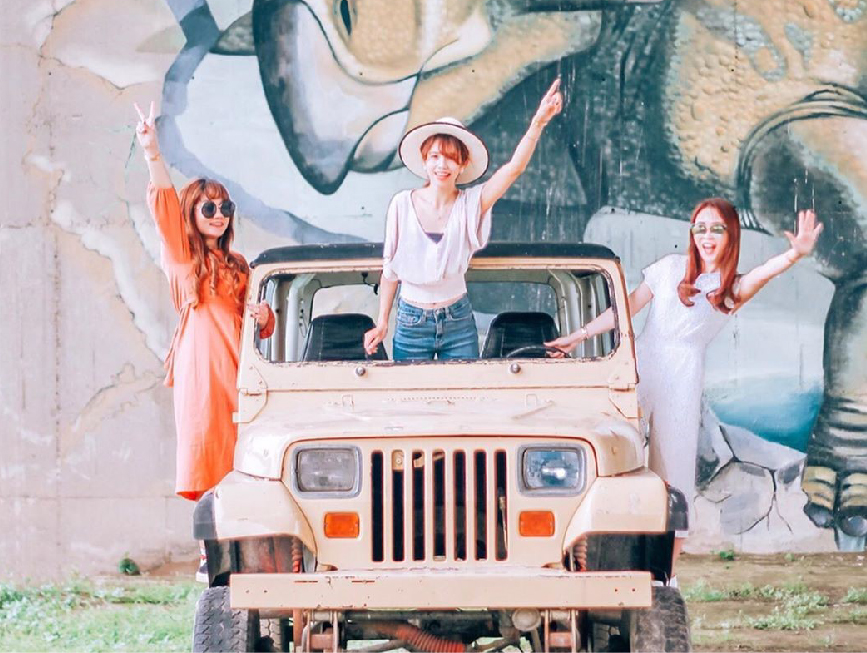 華中橋恐龍園區：恐龍迷注意！華中橋恐龍園區位於河濱自行車道旁的華中橋下，除了牆壁上有3D立體恐龍彩繪還有許多恐龍造型裝置藝術、 還有超可愛恐龍蛋，最特別的是還有吉普車，整個公園超像侏儸紀公園，恐龍公園為全國唯一河濱自行車道3D彩繪。