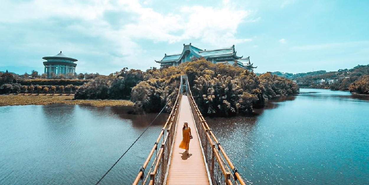 新竹細茅埔吊橋：細茅埔吊橋位於興村與湖光村細茅埔交界處，在橋上可以看到峨眉湖的湖景風光，遠眺還能眺望到獅頭山五指山等， 早期吊橋方便兩岸往來的交通，後來損壞後以水泥橋替代，現今只剩下細茅埔吊橋供人行走，峨嵋湖又名大埔水庫， 很美的湖景致優美吸引許多遊客前來欣賞。