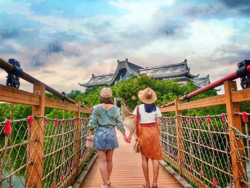 新竹細茅埔吊橋：細茅埔吊橋位於興村與湖光村細茅埔交界處，在橋上可以看到峨眉湖的湖景風光，遠眺還能眺望到獅頭山五指山等， 早期吊橋方便兩岸往來的交通，後來損壞後以水泥橋替代，現今只剩下細茅埔吊橋供人行走，峨嵋湖又名大埔水庫， 很美的湖景致優美吸引許多遊客前來欣賞。