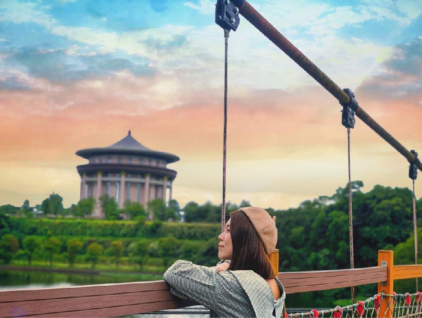 新竹細茅埔吊橋：細茅埔吊橋位於興村與湖光村細茅埔交界處，在橋上可以看到峨眉湖的湖景風光，遠眺還能眺望到獅頭山五指山等， 早期吊橋方便兩岸往來的交通，後來損壞後以水泥橋替代，現今只剩下細茅埔吊橋供人行走，峨嵋湖又名大埔水庫， 很美的湖景致優美吸引許多遊客前來欣賞。