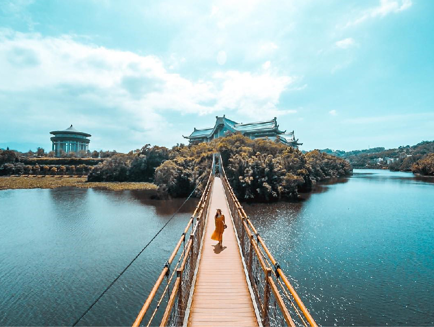 新竹細茅埔吊橋：細茅埔吊橋位於興村與湖光村細茅埔交界處，在橋上可以看到峨眉湖的湖景風光，遠眺還能眺望到獅頭山五指山等， 早期吊橋方便兩岸往來的交通，後來損壞後以水泥橋替代，現今只剩下細茅埔吊橋供人行走，峨嵋湖又名大埔水庫， 很美的湖景致優美吸引許多遊客前來欣賞。