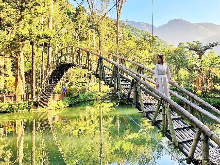 南投溪頭自然教育園區:溪頭自然教育園區位於南投縣鹿谷鄉,園區裡頭一年四季萬種風情,在園區裡柏樹、紅檜等植物, 是一個很棒的森林浴場,在園區裡還有漫步在雲端的空中走廊還有超美的大學池步道, 到山上走走呼吸新鮮空氣享受天然芬多精!