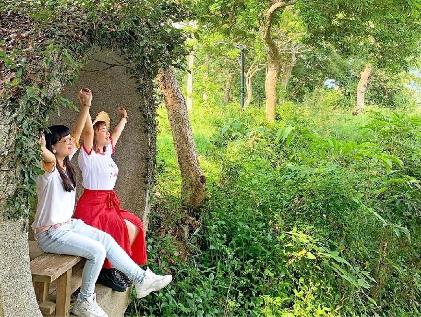 苗栗日新島水榭樓台:日新島水榭樓台位於苗栗縣頭屋,園區裡風景超美很有異國風情,進入園區通過吊橋後就能看到小島,園區有白色建築是咖啡館, 門票可以在咖啡館消費做折抵,園區最熱門的還有水管洞在水管洞不管什麼角度拍照都超美的, 還有許多動物也很適合親子旅遊。