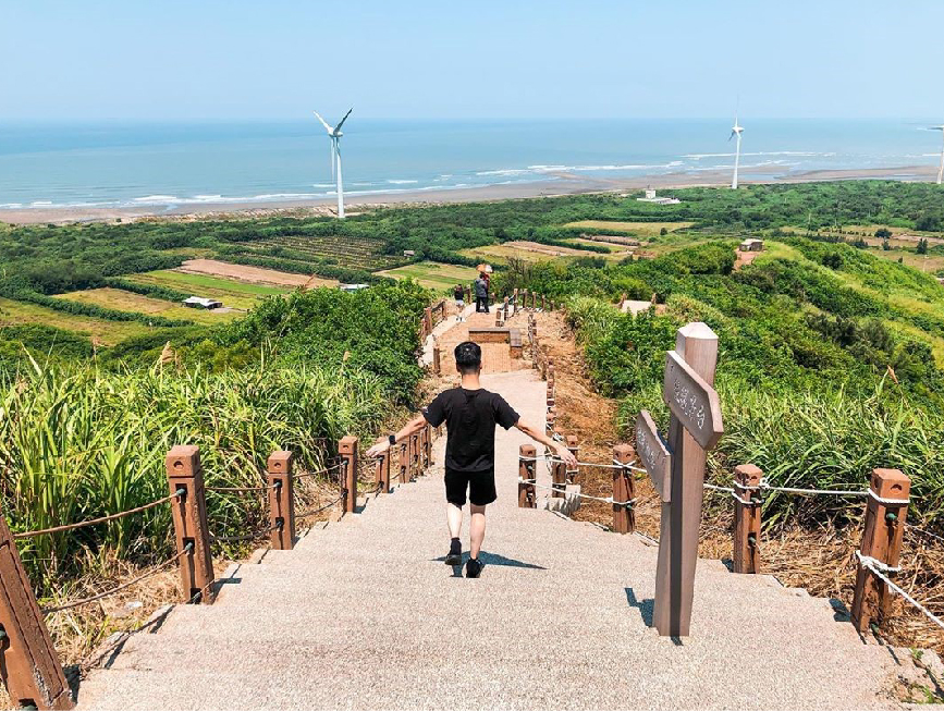 苗栗半天寮好望角:好望角位於苗栗後龍鎮白沙屯北端的小山丘上,在上端往下可以俯瞰到整個好望角的全景, 來到這裡因為也有風力機組會讓人想起高美濕地,在這還能看到火車經過很適合來到這放風, 在下方還有海角樂園。