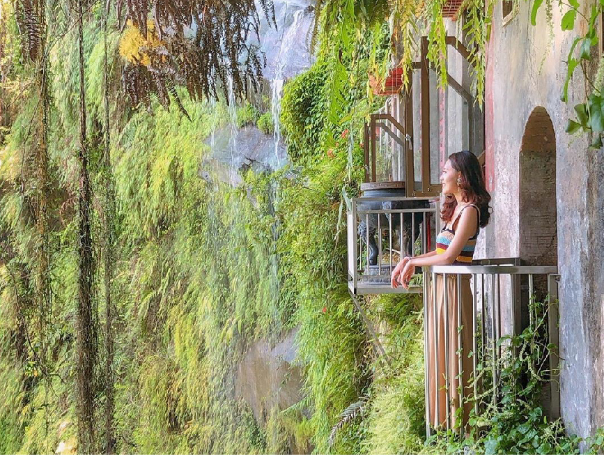 新北銀河洞瀑布:銀河洞瀑布位於新北市新店區一個很特殊的瀑布,屬於淡水河流域,瀑布形成水濂洞地形, 銀河洞越嶺步道為處隱密,銀河洞瀑布分上下兩段,除了銀河瀑布還有百年廟宇坐落於山壁間, 吸引許多遊客前來拍美照,但是拍照也要注意小心安全呦!