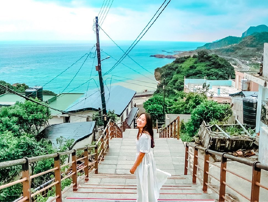 新北陰陽海:水湳洞的陰陽海是天然礦物所形成的自然現象,所以呈現兩邊海岸顏色不一樣, 為台灣東北濱海地區的一大特殊地理景觀,最獨特的地方就是海水一半是金黃色另一半是碧藍色的奇景, 台灣有三處陰陽海美景,不過在水湳洞這邊的陰陽海較為明顯,也因為奇特的美景,因此吸引許多遊客慕名而來。