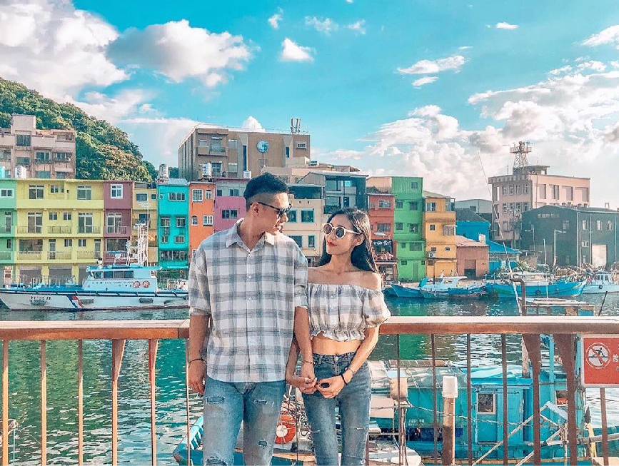 基隆正濱漁港:正濱漁港是歷史悠久的老漁港,基隆市政府為推動色彩計畫,打造和平島正濱懷舊碼頭色彩 塗佈成為區域新風貌,特別規劃彩繪這15棟建築物成為台灣版小威尼斯。