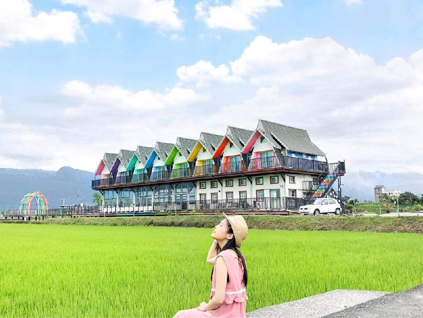 宜蘭天空島上的小木屋:這麼繽紛的彩色小屋位於宜蘭礁溪,彩色小屋為民宿所以只能在外面拍照, 超美的小木屋搭配綠稻田整個超夢幻,若遇到稻田收割別氣餒還能拍出超美倒影天空小木屋!