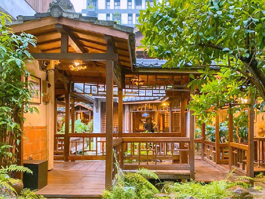 台中無為草堂：無為草堂位於台中市南屯區，人文茶館裡充滿古色古香的中式庭園建築，環境很清幽，在茶館裡還有很搶手的包廂！ 超適合相約三五好友坐在這裡相聚聊天，來到台中遊玩的旅客不彷可以到這品嚐美食佳餚。