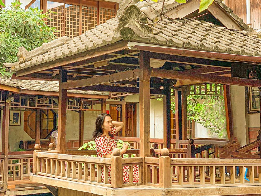 台中無為草堂：無為草堂位於台中市南屯區，人文茶館裡充滿古色古香的中式庭園建築，環境很清幽，在茶館裡還有很搶手的包廂！ 超適合相約三五好友坐在這裡相聚聊天，來到台中遊玩的旅客不彷可以到這品嚐美食佳餚。