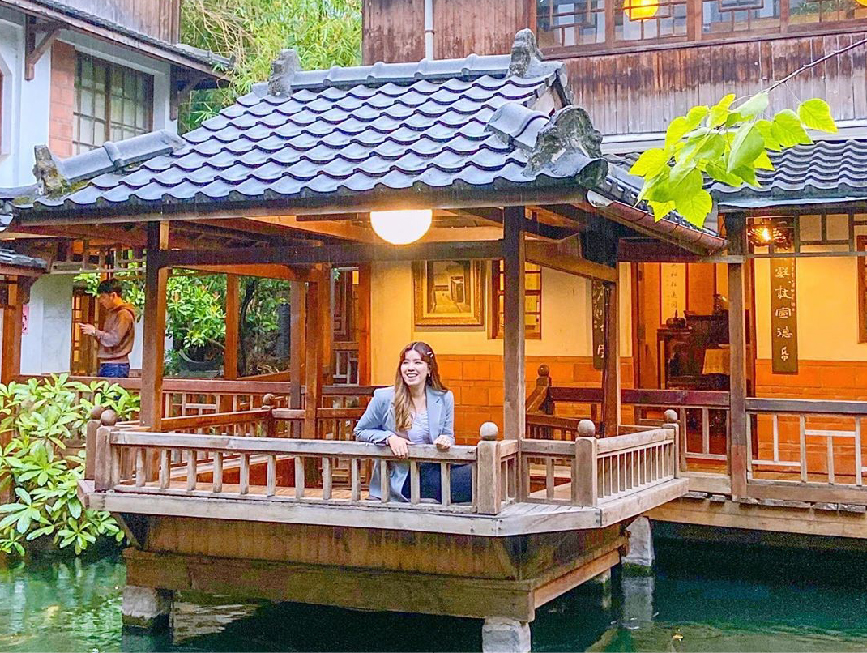 台中無為草堂：無為草堂位於台中市南屯區，人文茶館裡充滿古色古香的中式庭園建築，環境很清幽，在茶館裡還有很搶手的包廂！ 超適合相約三五好友坐在這裡相聚聊天，來到台中遊玩的旅客不彷可以到這品嚐美食佳餚。