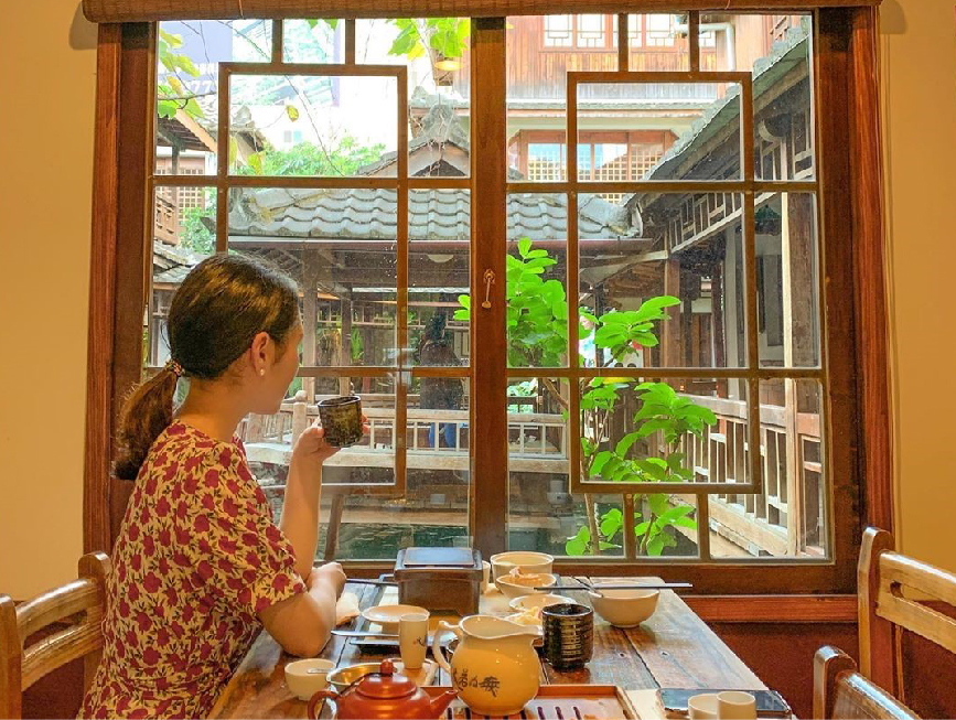 台中無為草堂：無為草堂位於台中市南屯區，人文茶館裡充滿古色古香的中式庭園建築，環境很清幽，在茶館裡還有很搶手的包廂！ 超適合相約三五好友坐在這裡相聚聊天，來到台中遊玩的旅客不彷可以到這品嚐美食佳餚。