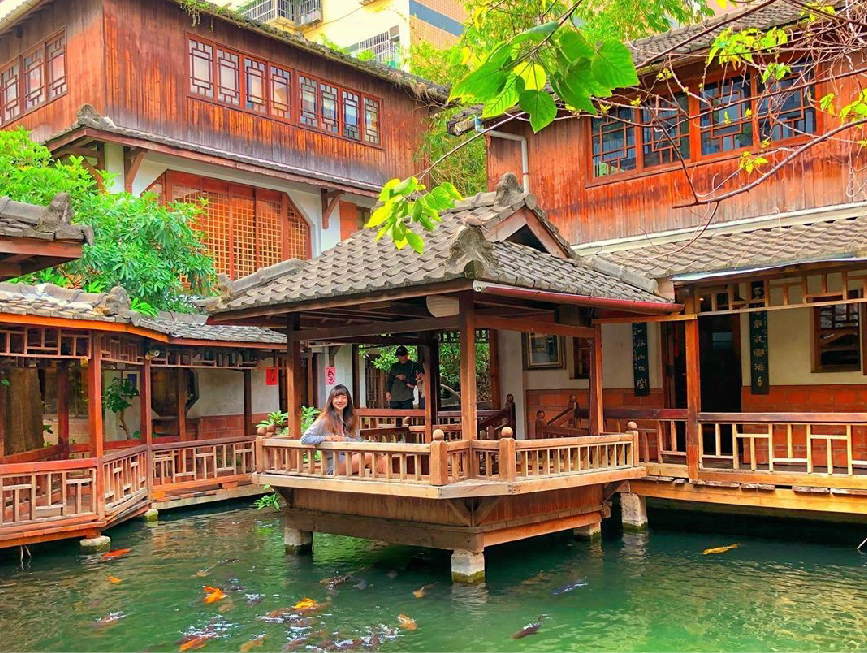 台中無為草堂：無為草堂位於台中市南屯區，人文茶館裡充滿古色古香的中式庭園建築，環境很清幽，在茶館裡還有很搶手的包廂！ 超適合相約三五好友坐在這裡相聚聊天，來到台中遊玩的旅客不彷可以到這品嚐美食佳餚。