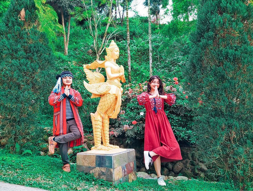 雲林桂林映像會館：桂林映像會館位於雲林古坑，在園區裡有許多泰式風格裝置藝術彷彿置身在泰國呢！ 而且園區非常廣闊就像台版小泰國，還沒去過泰國的沒關係可以先來桂林映像會館體驗看看， 園區除了有很多裝置藝術之外還有餐廳跟戲水池等。