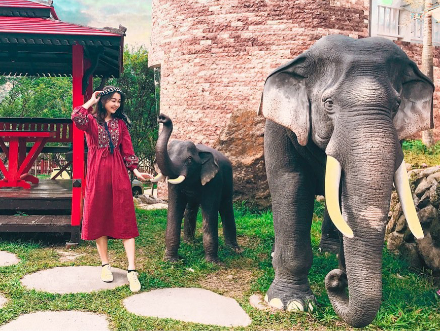 雲林桂林映像會館：桂林映像會館位於雲林古坑，在園區裡有許多泰式風格裝置藝術彷彿置身在泰國呢！ 而且園區非常廣闊就像台版小泰國，還沒去過泰國的沒關係可以先來桂林映像會館體驗看看， 園區除了有很多裝置藝術之外還有餐廳跟戲水池等。