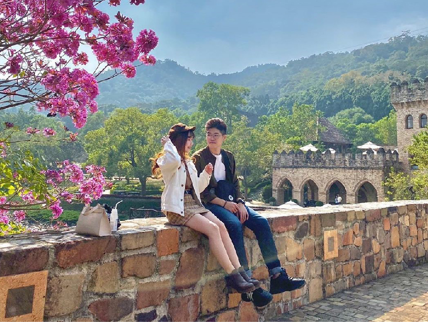 新社古堡花園：新社古堡花園位於台中市新社區，屬於大坑風景區內為中台灣綠地花園，有台中之肺美稱， 園區的歐式古堡建築超美的！吸引許多遊客前來遊玩，在新社古堡花園裡每個季節都有不同的美景， 園區還有迷霧瀑布、特色六角餐廳、虹橋等。