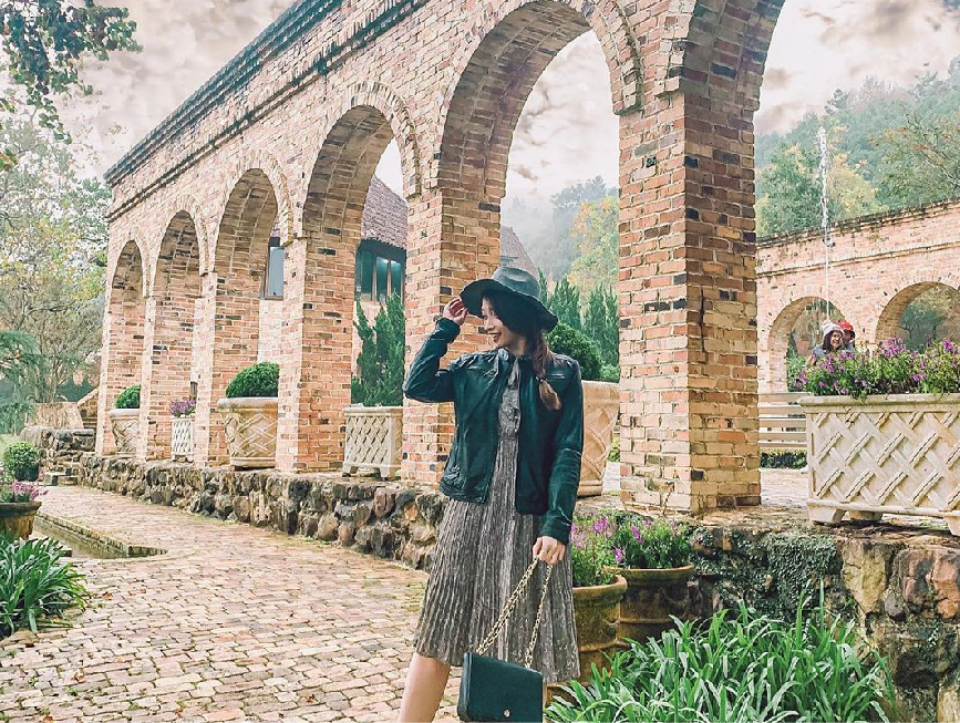 新社古堡花園：新社古堡花園位於台中市新社區，屬於大坑風景區內為中台灣綠地花園，有台中之肺美稱， 園區的歐式古堡建築超美的！吸引許多遊客前來遊玩，在新社古堡花園裡每個季節都有不同的美景， 園區還有迷霧瀑布、特色六角餐廳、虹橋等。