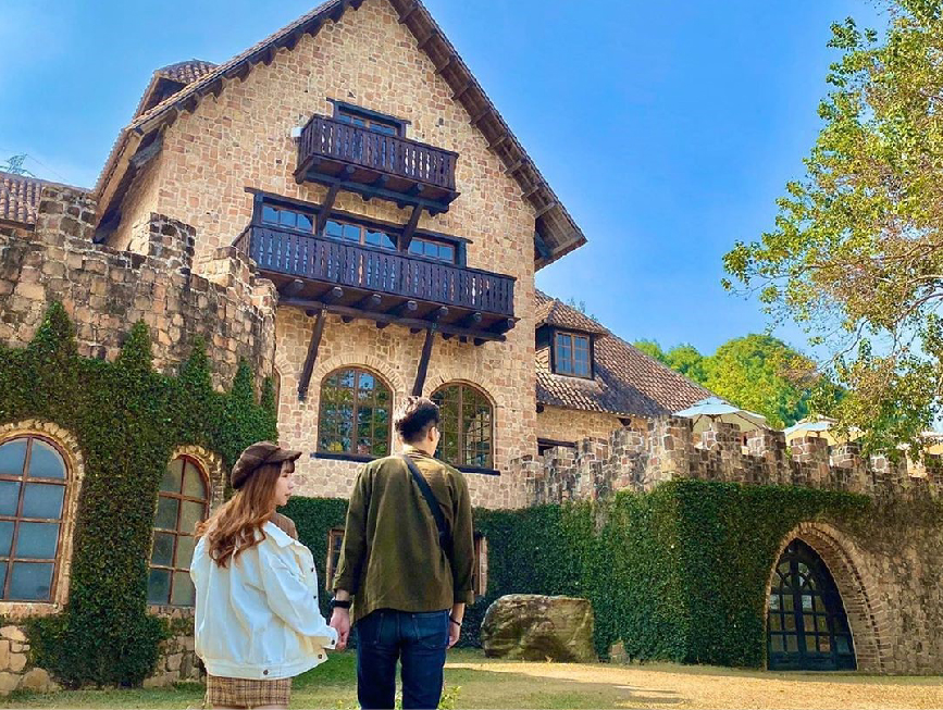 新社古堡花園：新社古堡花園位於台中市新社區，屬於大坑風景區內為中台灣綠地花園，有台中之肺美稱， 園區的歐式古堡建築超美的！吸引許多遊客前來遊玩，在新社古堡花園裡每個季節都有不同的美景， 園區還有迷霧瀑布、特色六角餐廳、虹橋等。