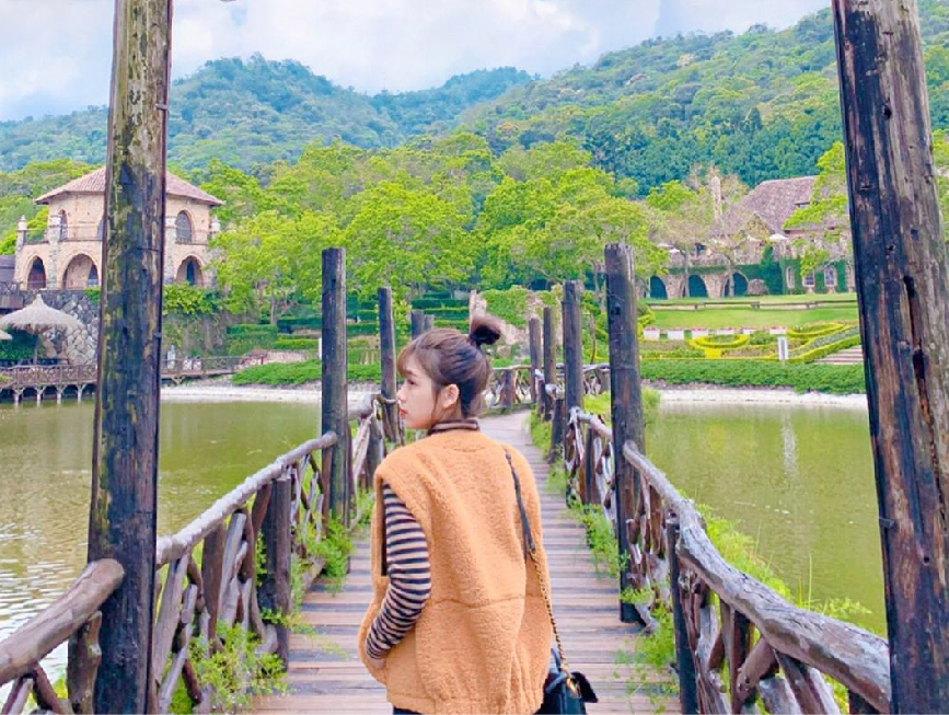 新社古堡花園：新社古堡花園位於台中市新社區，屬於大坑風景區內為中台灣綠地花園，有台中之肺美稱， 園區的歐式古堡建築超美的！吸引許多遊客前來遊玩，在新社古堡花園裡每個季節都有不同的美景， 園區還有迷霧瀑布、特色六角餐廳、虹橋等。