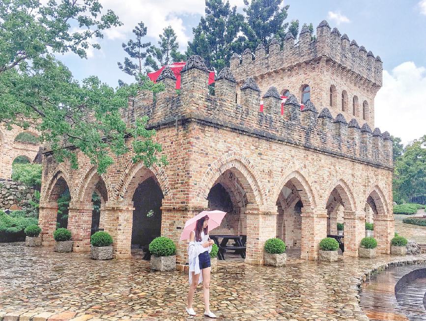 新社古堡花園：新社古堡花園位於台中市新社區，屬於大坑風景區內為中台灣綠地花園，有台中之肺美稱， 園區的歐式古堡建築超美的！吸引許多遊客前來遊玩，在新社古堡花園裡每個季節都有不同的美景， 園區還有迷霧瀑布、特色六角餐廳、虹橋等。