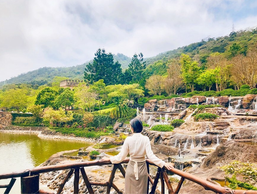新社古堡花園：新社古堡花園位於台中市新社區，屬於大坑風景區內為中台灣綠地花園，有台中之肺美稱， 園區的歐式古堡建築超美的！吸引許多遊客前來遊玩，在新社古堡花園裡每個季節都有不同的美景， 園區還有迷霧瀑布、特色六角餐廳、虹橋等。
