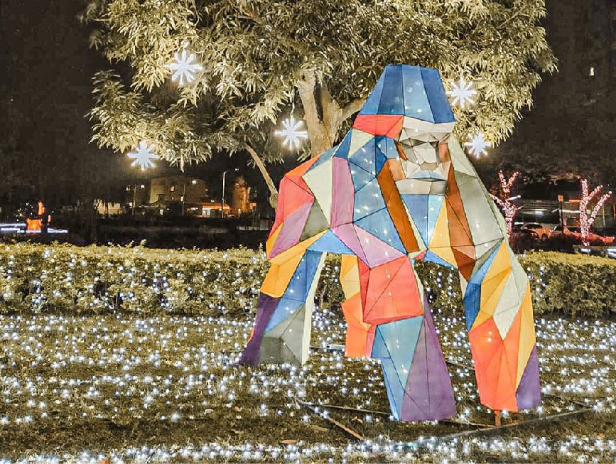 2020屏東綵燈節：屏東最近超熱鬧！屏東綵燈節以森林動物派對為主題，共多達20組巨大燈飾，綵燈節共分為4大主題分為森林區、草原區、極地區、海洋區， 每個動物都以幾何圖形為主，像是有大猩猩、北極熊、水母、還有高達10公尺的長頸鹿，今年綵燈節從千禧公園勝利東路開始， 沿著萬年溪河畔到民生路，沿途共有5大區域十分熱鬧，現在屏東活動還有屏東聖誕節、四重溪溫泉季、屏東熱帶農業博覽會(01/18開始)。