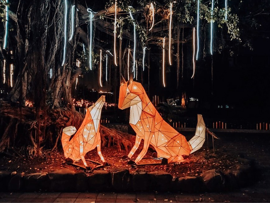 2020屏東綵燈節：屏東最近超熱鬧！屏東綵燈節以森林動物派對為主題，共多達20組巨大燈飾，綵燈節共分為4大主題分為森林區、草原區、極地區、海洋區， 每個動物都以幾何圖形為主，像是有大猩猩、北極熊、水母、還有高達10公尺的長頸鹿，今年綵燈節從千禧公園勝利東路開始， 沿著萬年溪河畔到民生路，沿途共有5大區域十分熱鬧，現在屏東活動還有屏東聖誕節、四重溪溫泉季、屏東熱帶農業博覽會(01/18開始)。