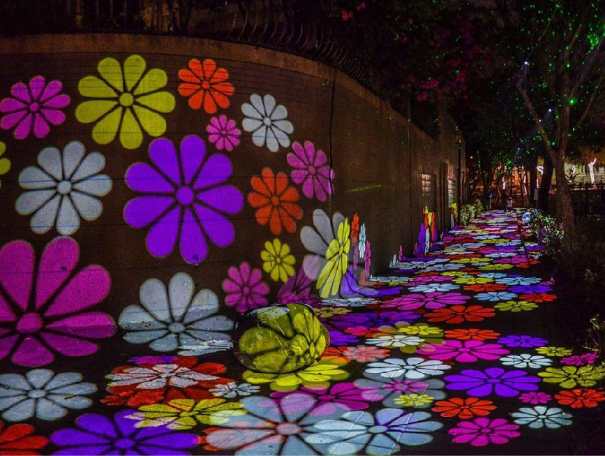 2020屏東綵燈節：屏東最近超熱鬧！屏東綵燈節以森林動物派對為主題，共多達20組巨大燈飾，綵燈節共分為4大主題分為森林區、草原區、極地區、海洋區， 每個動物都以幾何圖形為主，像是有大猩猩、北極熊、水母、還有高達10公尺的長頸鹿，今年綵燈節從千禧公園勝利東路開始， 沿著萬年溪河畔到民生路，沿途共有5大區域十分熱鬧，現在屏東活動還有屏東聖誕節、四重溪溫泉季、屏東熱帶農業博覽會(01/18開始)。