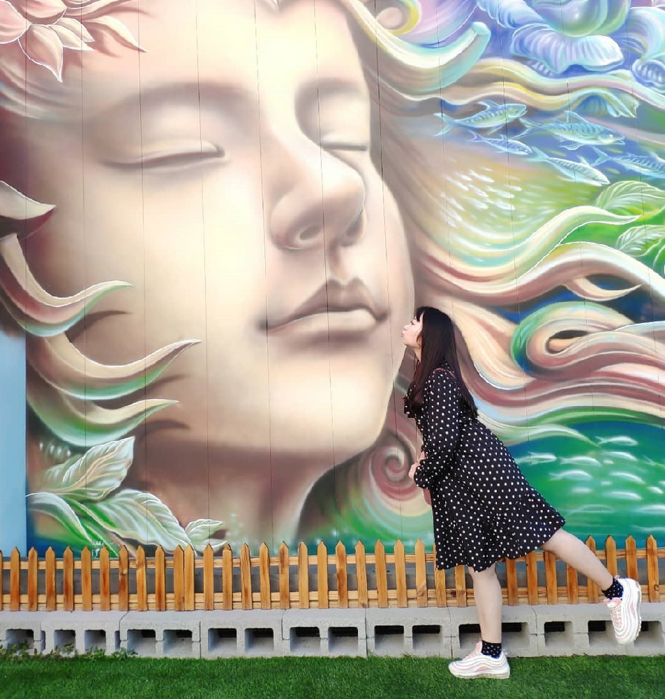 拾粹院文創藝術園區：拾粹院文創園區位於大林糖廠旁，園區最大亮眼有9公尺超高大金剛主題，而且還是全台最高四層貨櫃大型3D藝術超吸睛， 在園區裡還有AR互動影像呈現鯖魚在海裡中魚龍捲，拾粹院裡有鯖魚主題館主要販售鯖魚相關產品， 園區裡有許多3D彩繪都很生動而且也能和牆壁上的彩繪互動合影。