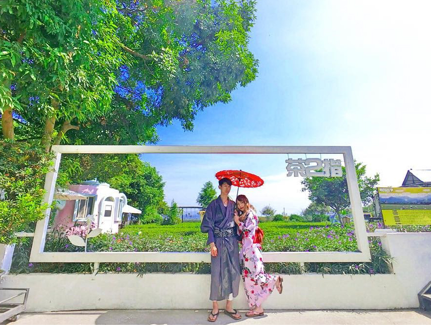 茶二指故事館：茶二指故事館位於南投名間鄉為茶葉故事館，茶二故事館園區主要由主管、工廠與綠地休憩庭園組成，會取名叫茶二指背後有一個故事在， 也能來到園區聽著解說，在園區裡除了可以了解茶的文化，園區還有大茶園、巨型大珍奶，還有許多DIY可以體驗，像是茶球香包、製作珍珠奶茶等， 特別的是還有日式浴衣可以體驗，園區還有許多地方可以拍照留影。