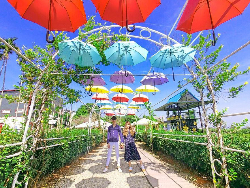 茶二指故事館：茶二指故事館位於南投名間鄉為茶葉故事館，茶二故事館園區主要由主管、工廠與綠地休憩庭園組成，會取名叫茶二指背後有一個故事在， 也能來到園區聽著解說，在園區裡除了可以了解茶的文化，園區還有大茶園、巨型大珍奶，還有許多DIY可以體驗，像是茶球香包、製作珍珠奶茶等， 特別的是還有日式浴衣可以體驗，園區還有許多地方可以拍照留影。