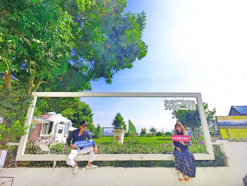 茶二指故事館：茶二指故事館位於南投名間鄉為茶葉故事館，茶二故事館園區主要由主管、工廠與綠地休憩庭園組成，會取名叫茶二指背後有一個故事在， 也能來到園區聽著解說，在園區裡除了可以了解茶的文化，園區還有大茶園、巨型大珍奶，還有許多DIY可以體驗，像是茶球香包、製作珍珠奶茶等， 特別的是還有日式浴衣可以體驗，園區還有許多地方可以拍照留影。