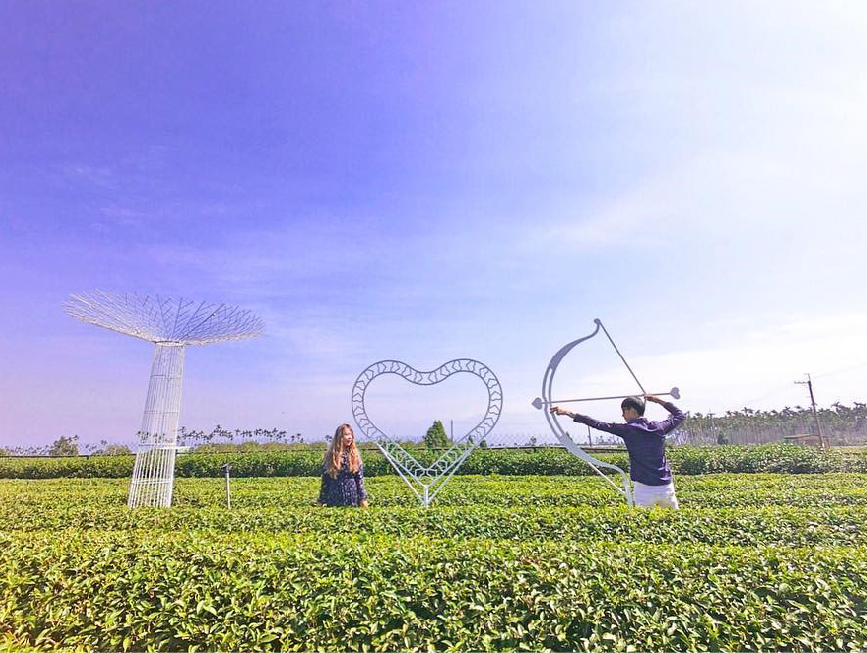 茶二指故事館：茶二指故事館位於南投名間鄉為茶葉故事館，茶二故事館園區主要由主管、工廠與綠地休憩庭園組成，會取名叫茶二指背後有一個故事在， 也能來到園區聽著解說，在園區裡除了可以了解茶的文化，園區還有大茶園、巨型大珍奶，還有許多DIY可以體驗，像是茶球香包、製作珍珠奶茶等， 特別的是還有日式浴衣可以體驗，園區還有許多地方可以拍照留影。