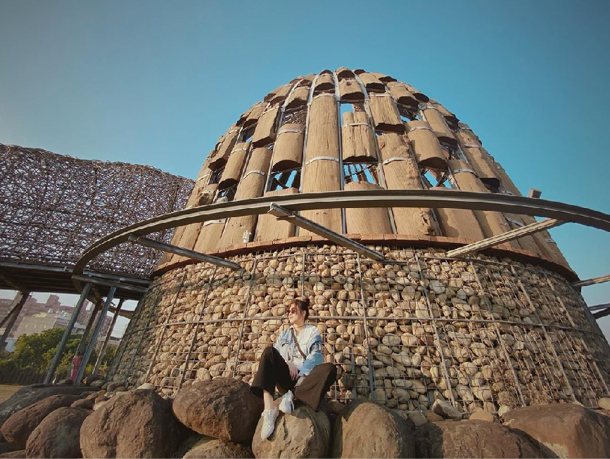 嘉義森林之歌:森林之歌位於嘉義市東區,為嘉義著名的地標,藝術家王志文運用了林務局提供的木材、鐵軌等素材, 已高聳神木及阿里山火車鐵軌為主題,打造高14公尺、長55公尺左右的大型裝置藝術品,重現嘉義木材之都榮景。