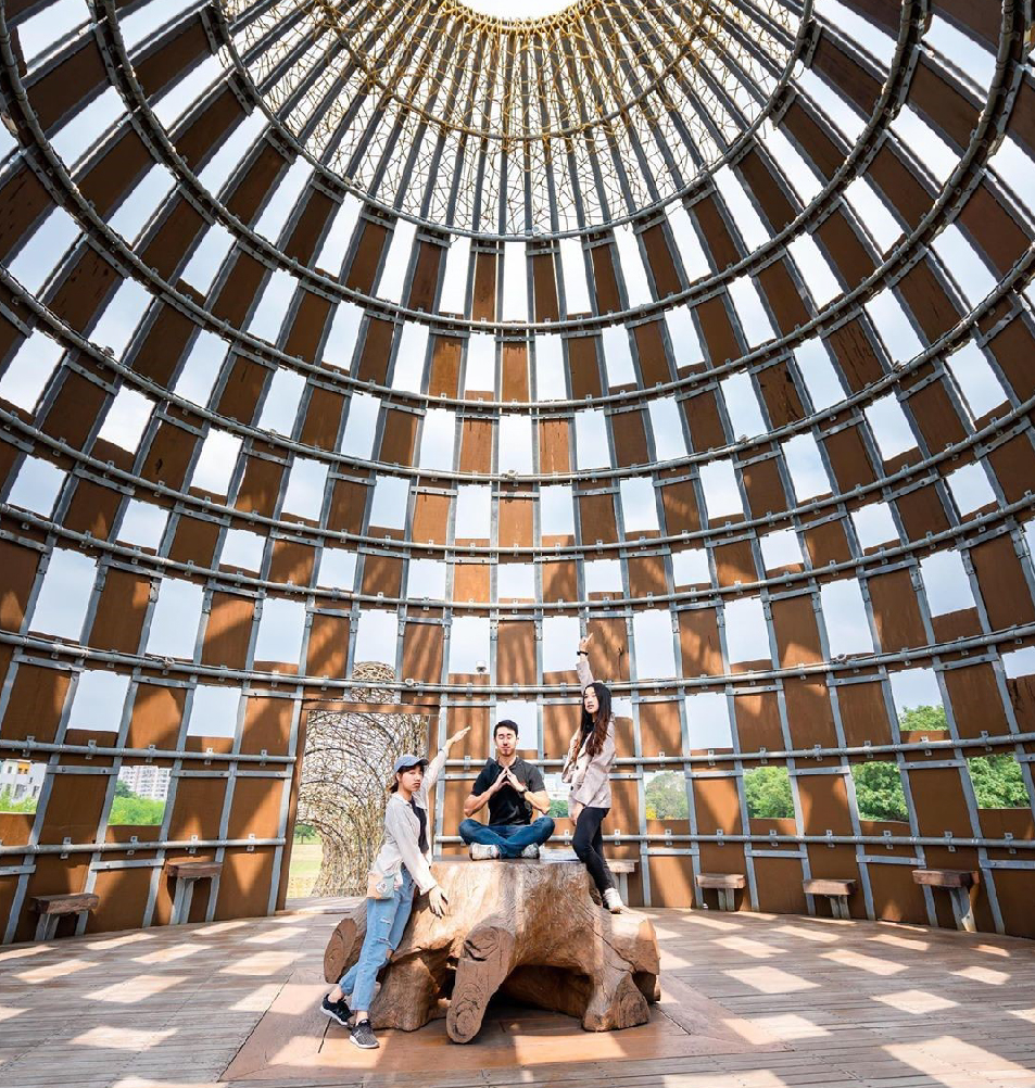 嘉義森林之歌:森林之歌位於嘉義市東區,為嘉義著名的地標,藝術家王志文運用了林務局提供的木材、鐵軌等素材, 已高聳神木及阿里山火車鐵軌為主題,打造高14公尺、長55公尺左右的大型裝置藝術品,重現嘉義木材之都榮景。