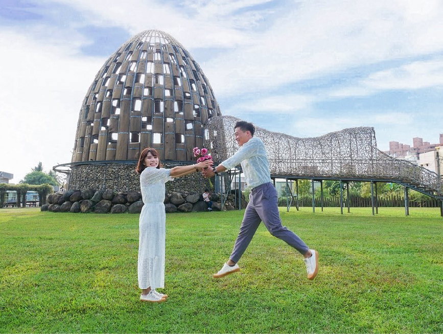 嘉義森林之歌:森林之歌位於嘉義市東區,為嘉義著名的地標,藝術家王志文運用了林務局提供的木材、鐵軌等素材, 已高聳神木及阿里山火車鐵軌為主題,打造高14公尺、長55公尺左右的大型裝置藝術品,重現嘉義木材之都榮景。