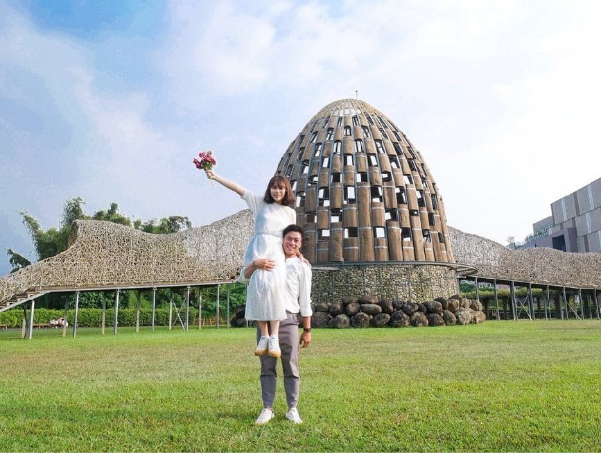 嘉義森林之歌:森林之歌位於嘉義市東區,為嘉義著名的地標,藝術家王志文運用了林務局提供的木材、鐵軌等素材, 已高聳神木及阿里山火車鐵軌為主題,打造高14公尺、長55公尺左右的大型裝置藝術品,重現嘉義木材之都榮景。