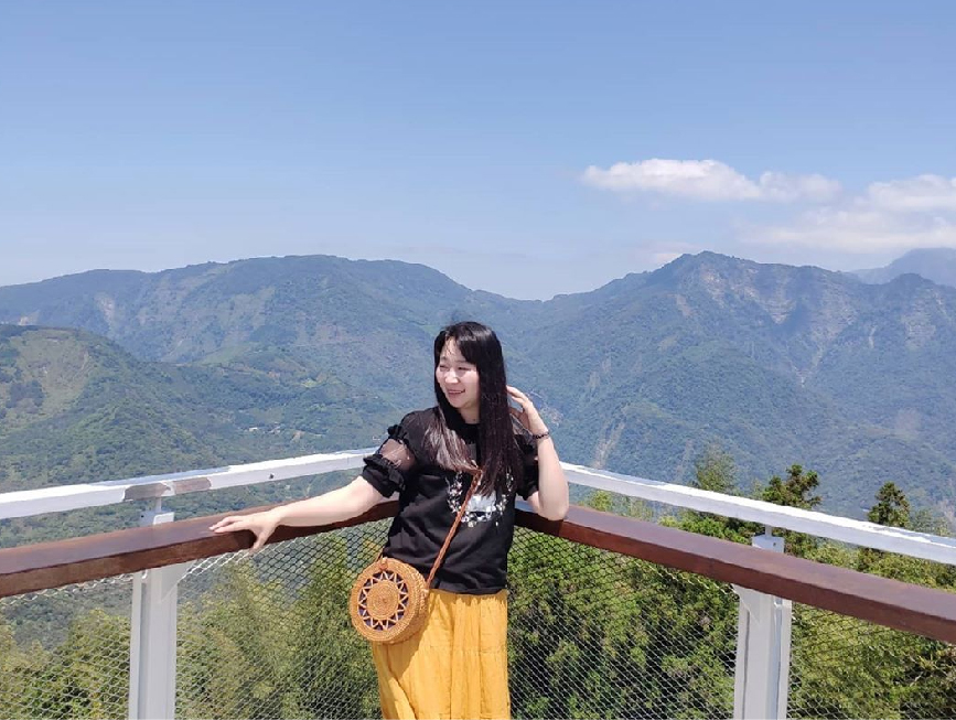 嘉義海鼠山1314觀景台:1314觀景台位於嘉義縣梅山鄉,海拔高達1314公尺所以取諧音為一生一世-1314觀景台命名非常特別, 在這裡可以360度欣賞茶園的美景而且這裡還是御茶園廣告拍攝地點,不僅這樣這裡還是看日出、夕陽、夜景的好地方, 在附近的茶園還有提供茶園DIY體驗,像是揉茶、品茶等,很久沒出門的朋友很適合到山上深呼吸!