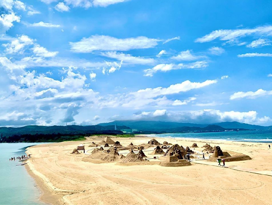 2020福隆國際沙雕藝術季：2020福隆國際沙雕藝術季今年將邁入第13年，將於05月30日至09月30日在隆海水浴場展出，今年以巨人的夢遊世界為主題， 打造全台最大長達55公尺巨人沙雕作品，而且很特別的是還有疫情指揮中心指揮官陳時中的沙雕像超吸睛成為今年沙雕藝術季最大亮點。