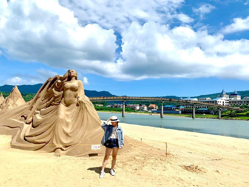 2020福隆國際沙雕藝術季：2020福隆國際沙雕藝術季今年將邁入第13年，將於05月30日至09月30日在隆海水浴場展出，今年以巨人的夢遊世界為主題， 打造全台最大長達55公尺巨人沙雕作品，而且很特別的是還有疫情指揮中心指揮官陳時中的沙雕像超吸睛成為今年沙雕藝術季最大亮點。