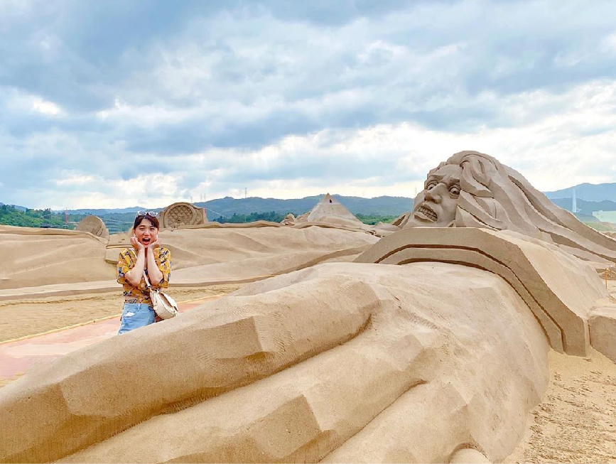 2020福隆國際沙雕藝術季：2020福隆國際沙雕藝術季今年將邁入第13年，將於05月30日至09月30日在隆海水浴場展出，今年以巨人的夢遊世界為主題， 打造全台最大長達55公尺巨人沙雕作品，而且很特別的是還有疫情指揮中心指揮官陳時中的沙雕像超吸睛成為今年沙雕藝術季最大亮點。