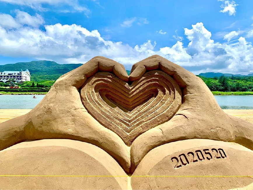2020福隆國際沙雕藝術季：2020福隆國際沙雕藝術季今年將邁入第13年，將於05月30日至09月30日在隆海水浴場展出，今年以巨人的夢遊世界為主題， 打造全台最大長達55公尺巨人沙雕作品，而且很特別的是還有疫情指揮中心指揮官陳時中的沙雕像超吸睛成為今年沙雕藝術季最大亮點。