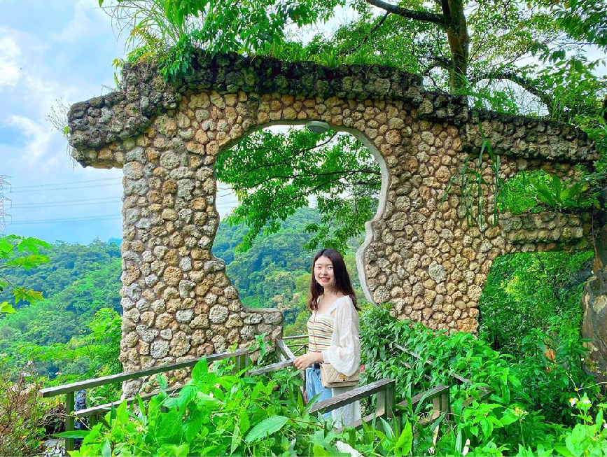 新北青立方休閒農場：青立方休閒農場為餐廳是老住宅改建而成的，青立方休閒農場的建築都是以紅磚打造，整體看起來非常有古早味的感覺， 也是這裡的一大特色，有人稱這裡為紅磚版的天空之城，在園區還有餐點可以品嚐呦！