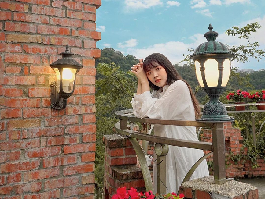 新北青立方休閒農場：青立方休閒農場為餐廳是老住宅改建而成的，青立方休閒農場的建築都是以紅磚打造，整體看起來非常有古早味的感覺， 也是這裡的一大特色，有人稱這裡為紅磚版的天空之城，在園區還有餐點可以品嚐呦！