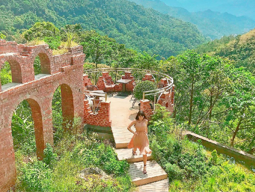 新北青立方休閒農場：青立方休閒農場為餐廳是老住宅改建而成的，青立方休閒農場的建築都是以紅磚打造，整體看起來非常有古早味的感覺， 也是這裡的一大特色，有人稱這裡為紅磚版的天空之城，在園區還有餐點可以品嚐呦！