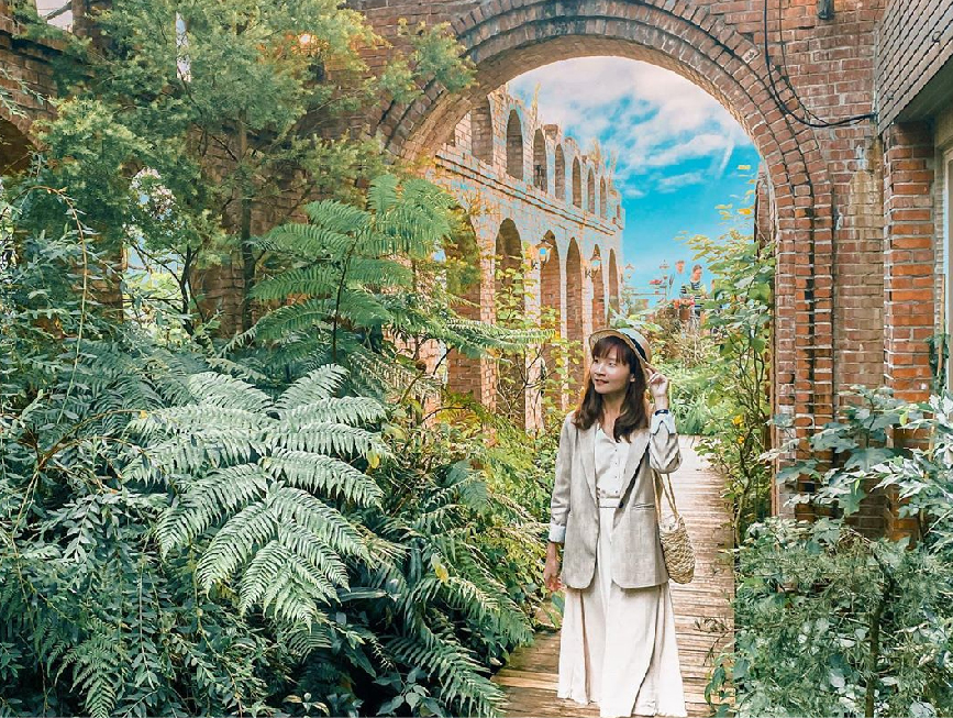 新北青立方休閒農場：青立方休閒農場為餐廳是老住宅改建而成的，青立方休閒農場的建築都是以紅磚打造，整體看起來非常有古早味的感覺， 也是這裡的一大特色，有人稱這裡為紅磚版的天空之城，在園區還有餐點可以品嚐呦！